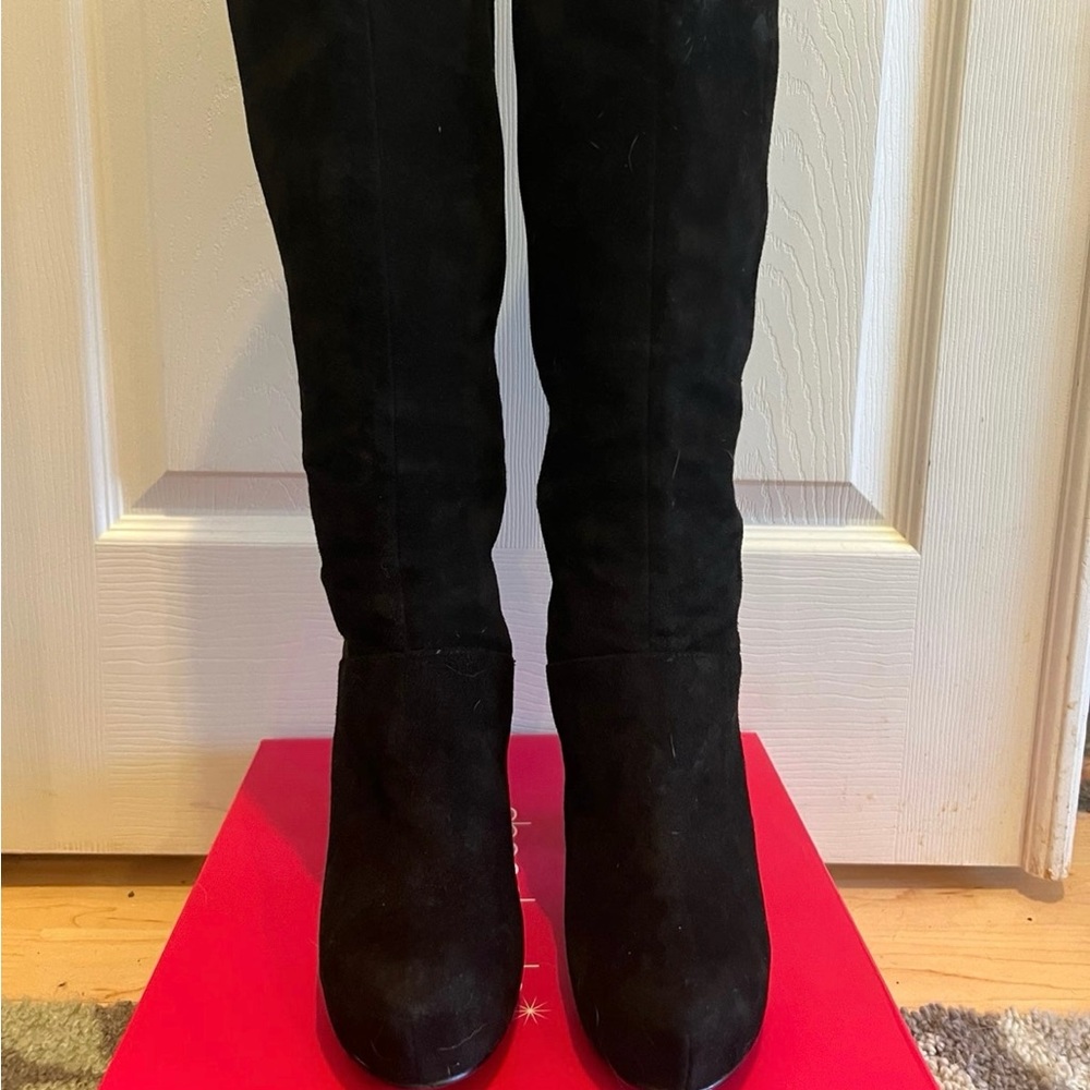 Guess black suede knee high boots with silver accents. Size 7 1/2